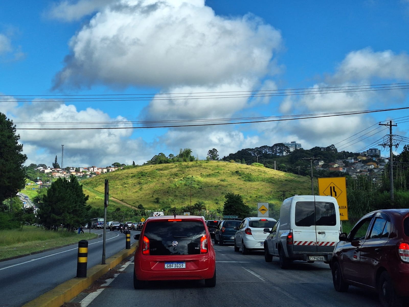 Caminhão fica sem combustível e causa congestionamento na rodovia Mogi-Dutra