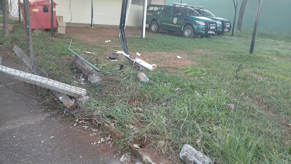 Carro atinge portão, alambrado e garagem do Ibama em Uberlândia