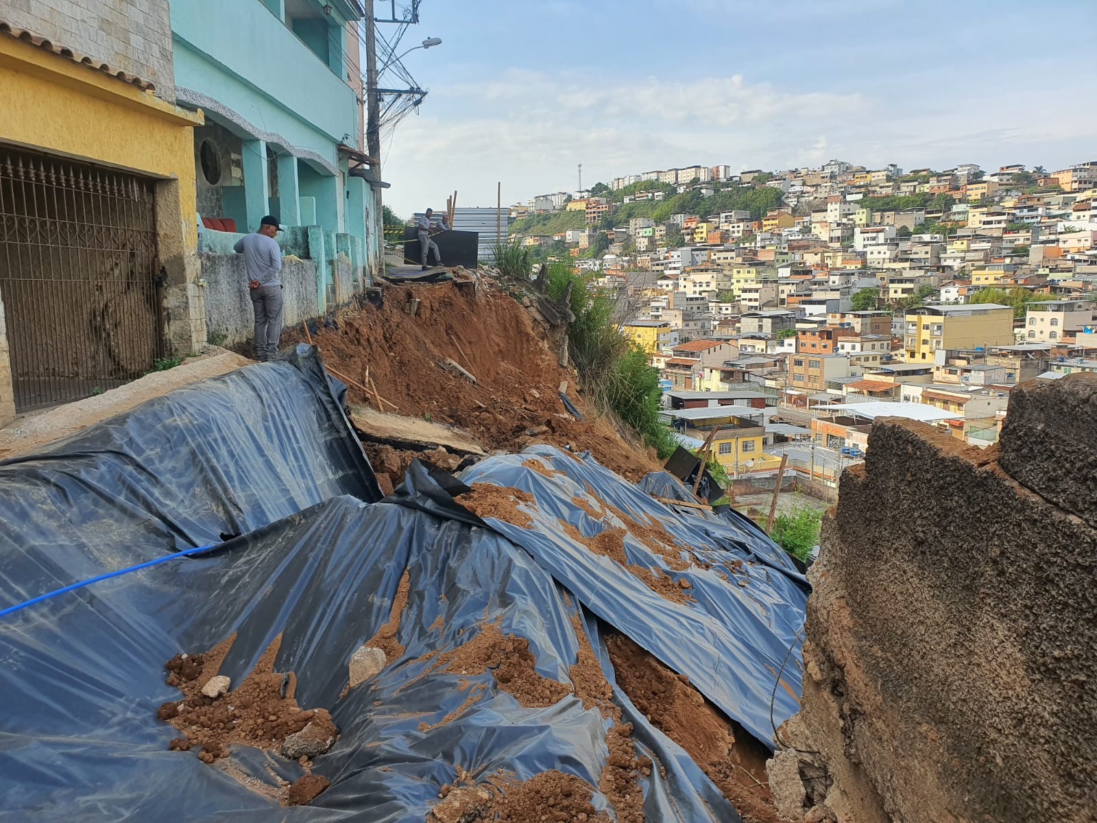 'Evoluiu para uma situação melhor', diz secretário de obras após deslizamento 'engolir' mais um trecho de rua e se aproximar de casas em Juiz de Fora