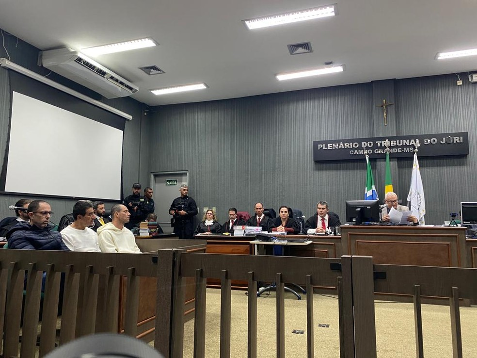 Juiz Aluízio Pereira dos Santos lê sentença de condenção dos três réus pela morte de Matheus Xavier — Foto: Gustavo Arakaki/TV Morena
