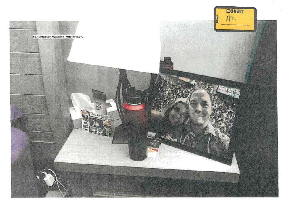 Policiais encontraram foto de Juliana e Brendan em cômoda — Foto: Fairfax County Police Department