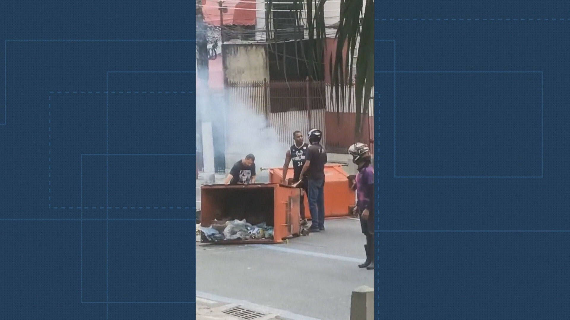 Entregadores protestam após discussão entre moradora e motoboy que teria se recusado a levar pedido até a portaria