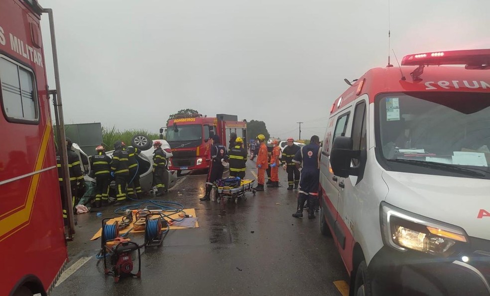 Resgate carro voyage colisão caminhão Pilar Alagoas — Foto: PRF-AL