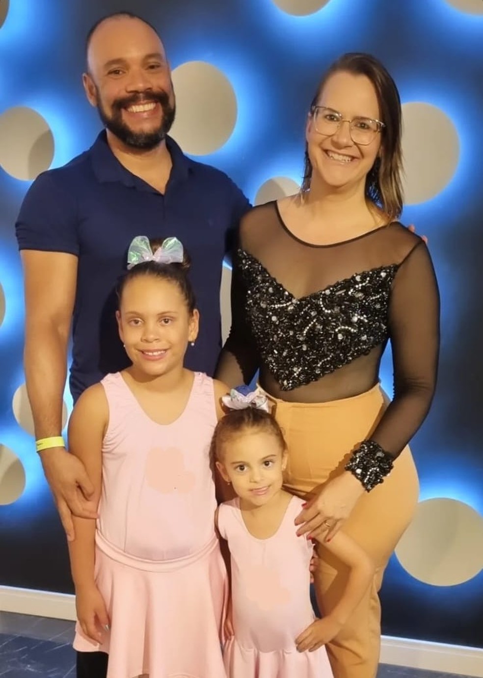 Suellen e seu marido, com suas duas filhas, Eva e Elis — Foto: Arquivo pessoal