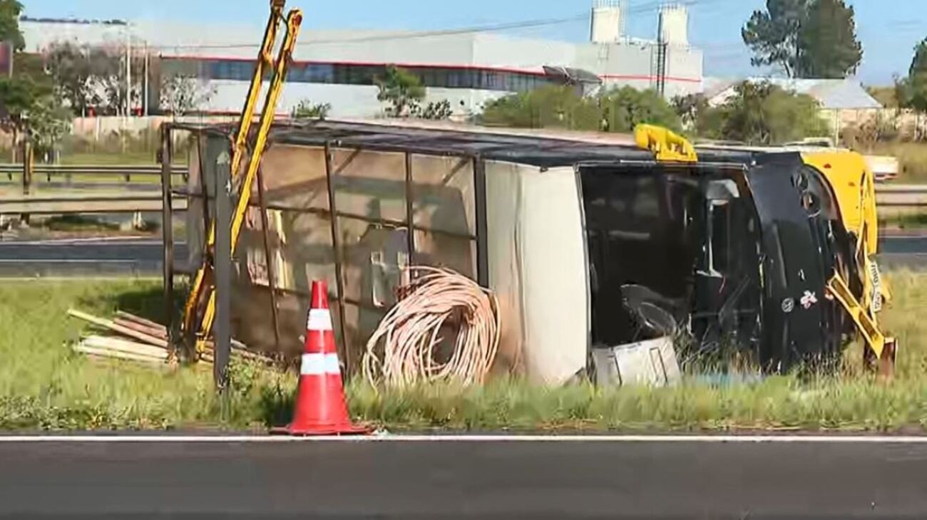 Acidente com micro-ônibus deixa 6 pessoas feridas na Rodovia SP-310; FOTOS E VÍDEO