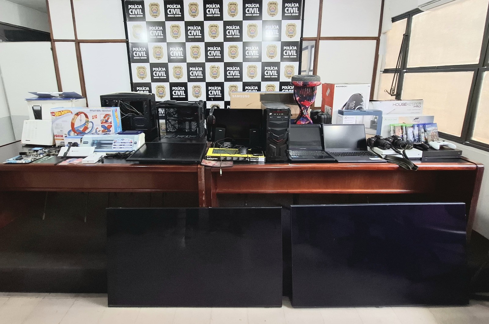 Golpe do falso PIX: mulher é presa por suspeita de comprar produtos e falsificar comprovantes de pagamento em Juiz de Fora