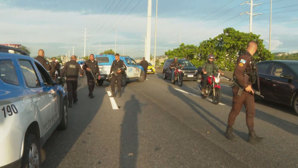 Policiais militares na Linha Amarela após tiroteio — Foto: Charles Mathura/TV Globo
