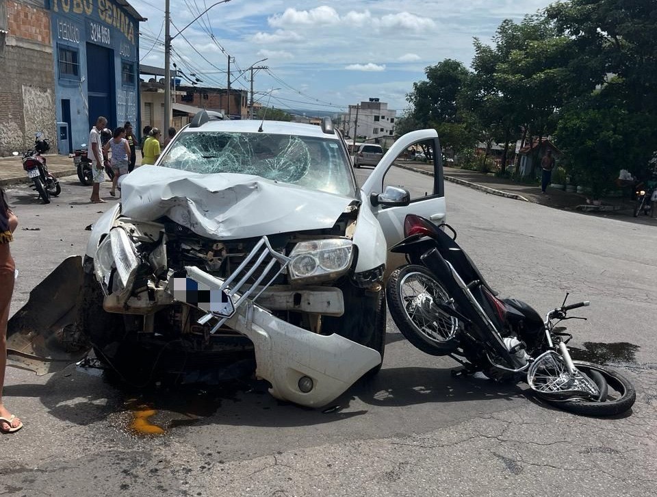 Motociclista gravemente ferido em acidente com carro em Divinópolis 