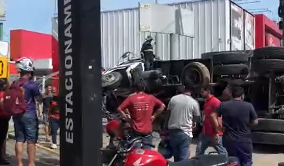 Caminhão tomba em avenida da Zona Leste de Manaus; VÍDEO