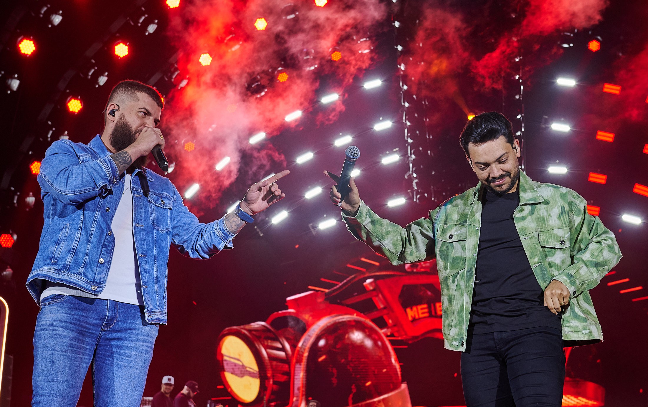 Ícaro & Gilmar param show em Ribeirão Preto e gravam áudio para ajudar fã a reatar namoro
