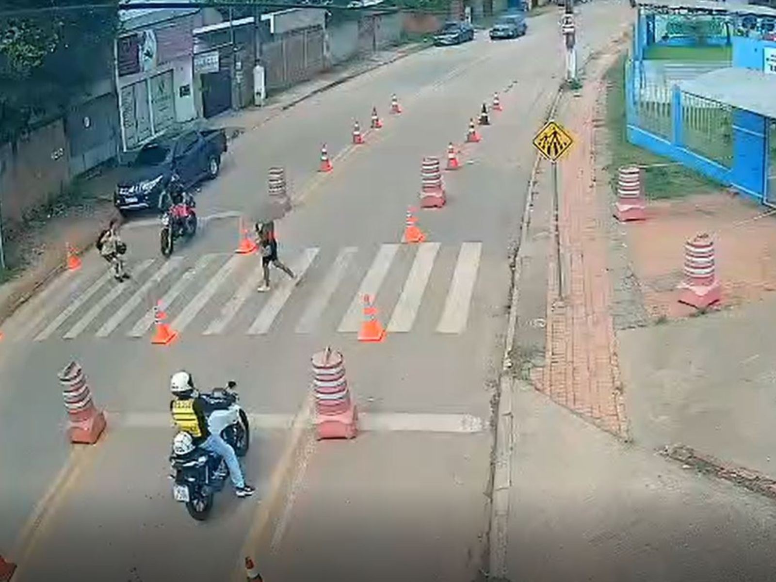 VÍDEO: Aluna de colégio militar é atropelada por moto ao atravessar faixa de pedestre no Acre