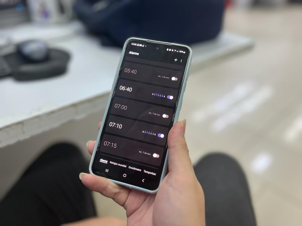 Entenda: por que alguns celulares tocam o alarme mesmo estando desligados?
