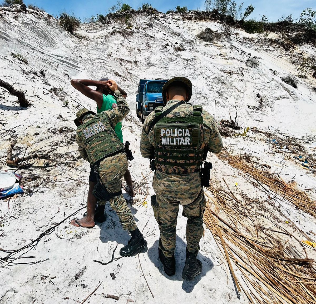 Dois homens são presos em flagrante suspeitos de extrair areia ilegalmente na Bahia