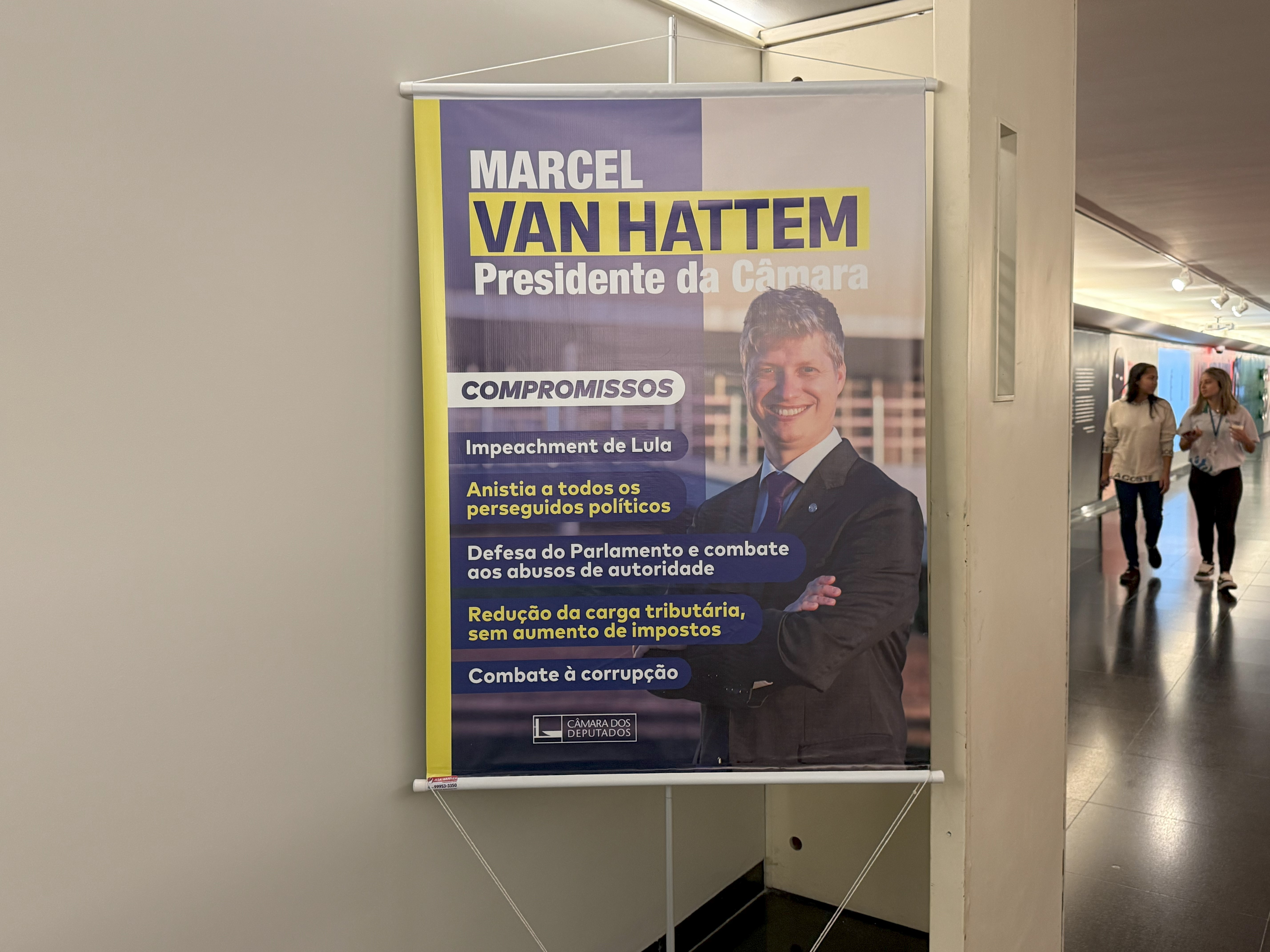 Banner de campanha de Marcel van Hattem (Novo-RS) afixado no corredor que liga anexo de gabinetes parlamentares ao pr�dio principal da C�mara � Foto: Kevin Lima/g1