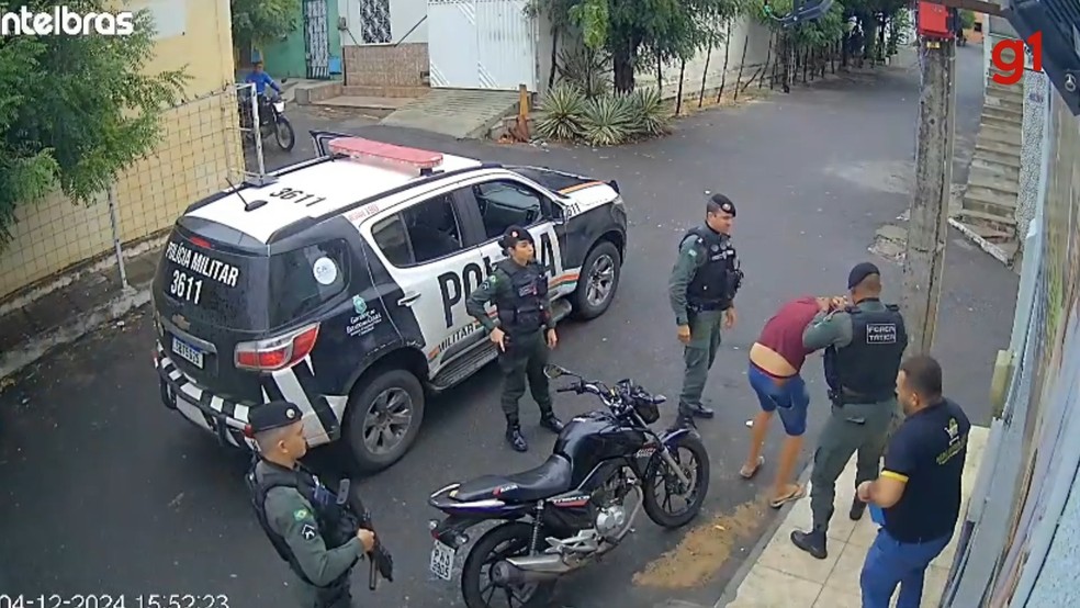 Policial militar agride homem durante abordagem em Sobral, no Ceará. — Foto: Reprodução