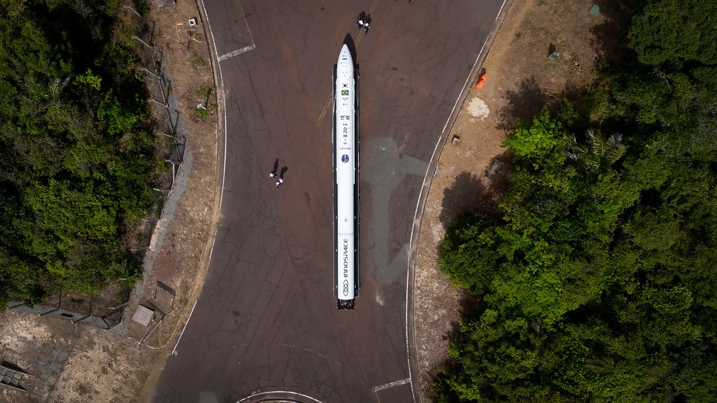 Foguete sul-coreano HANBIT-Nano sendo transportado no Centro de Lançamento de Alcântara (CLA) no Maranhão — Foto: Força Aérea Brasileira (FAB)