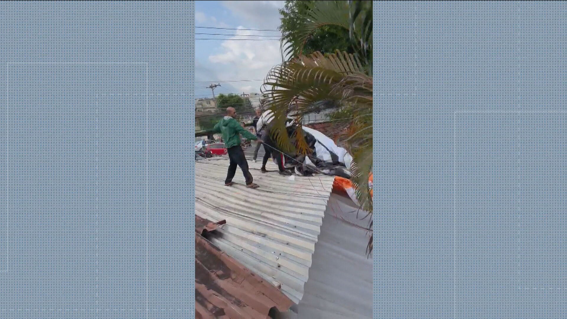 Cerca de 40 homens, incluindo um armado com fuzil, invadem casa de festas para resgatar balão; VÍDEO 