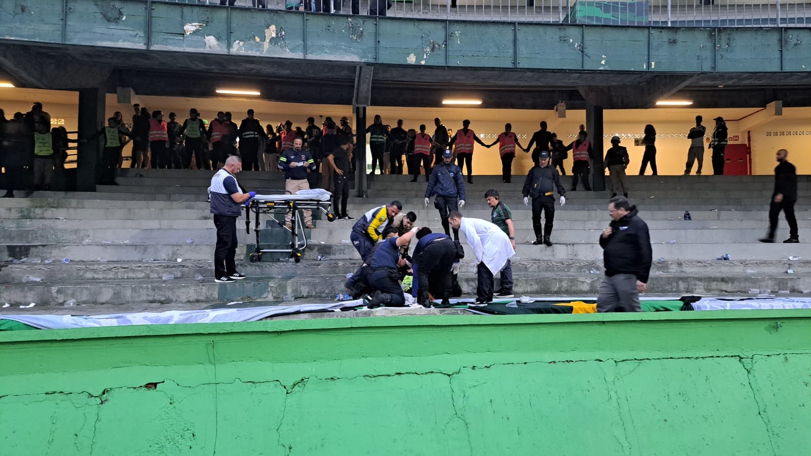 Torcedor do Coritiba cai de arquibancada após jogo no Estádio Couto Pereira