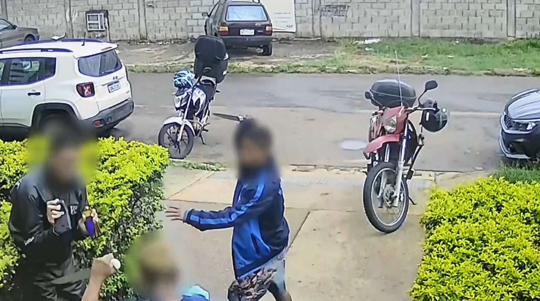 VÍDEO: motoboy é assaltado por dupla com faca no DF