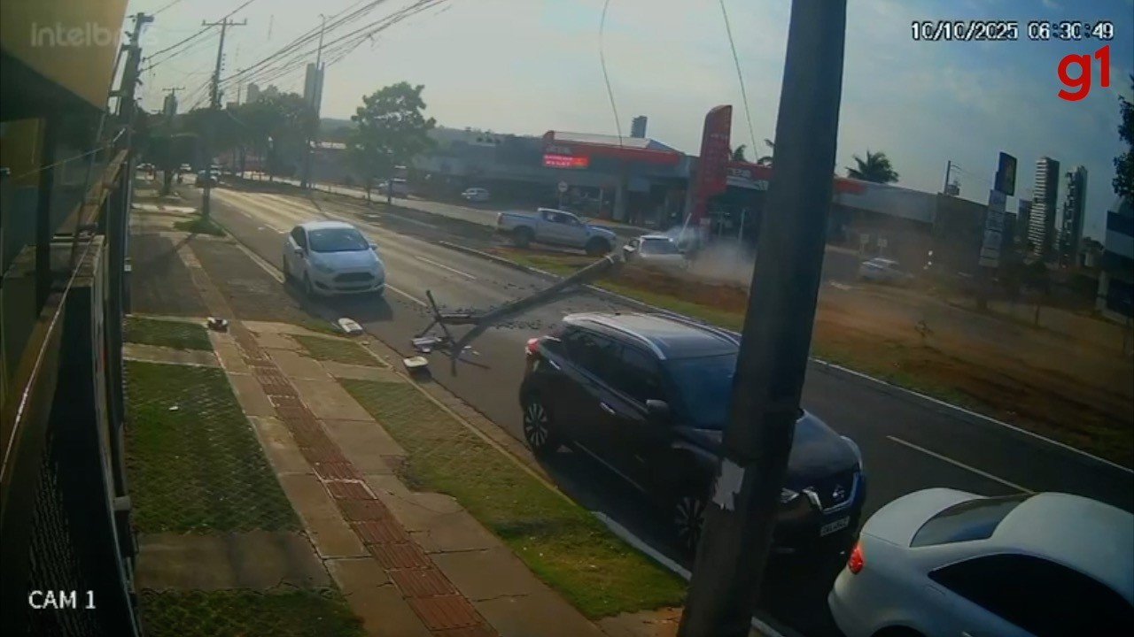VÍDEO: Carro invade canteiro e derruba poste em Campo Grande