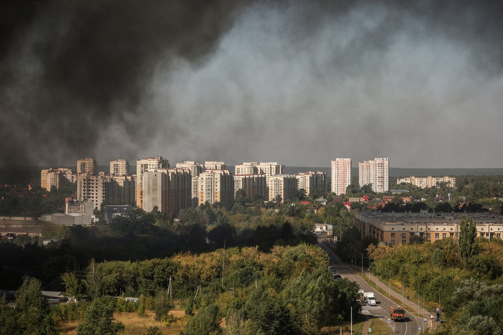 Fumaça sobe sob uma área residencial após um ataque de drone russo, em meio ao ataque russo à Ucrânia, na região de Kiev, Ucrânia, 29 de agosto de 2026. — Foto: REUTERS/Alina Smutko