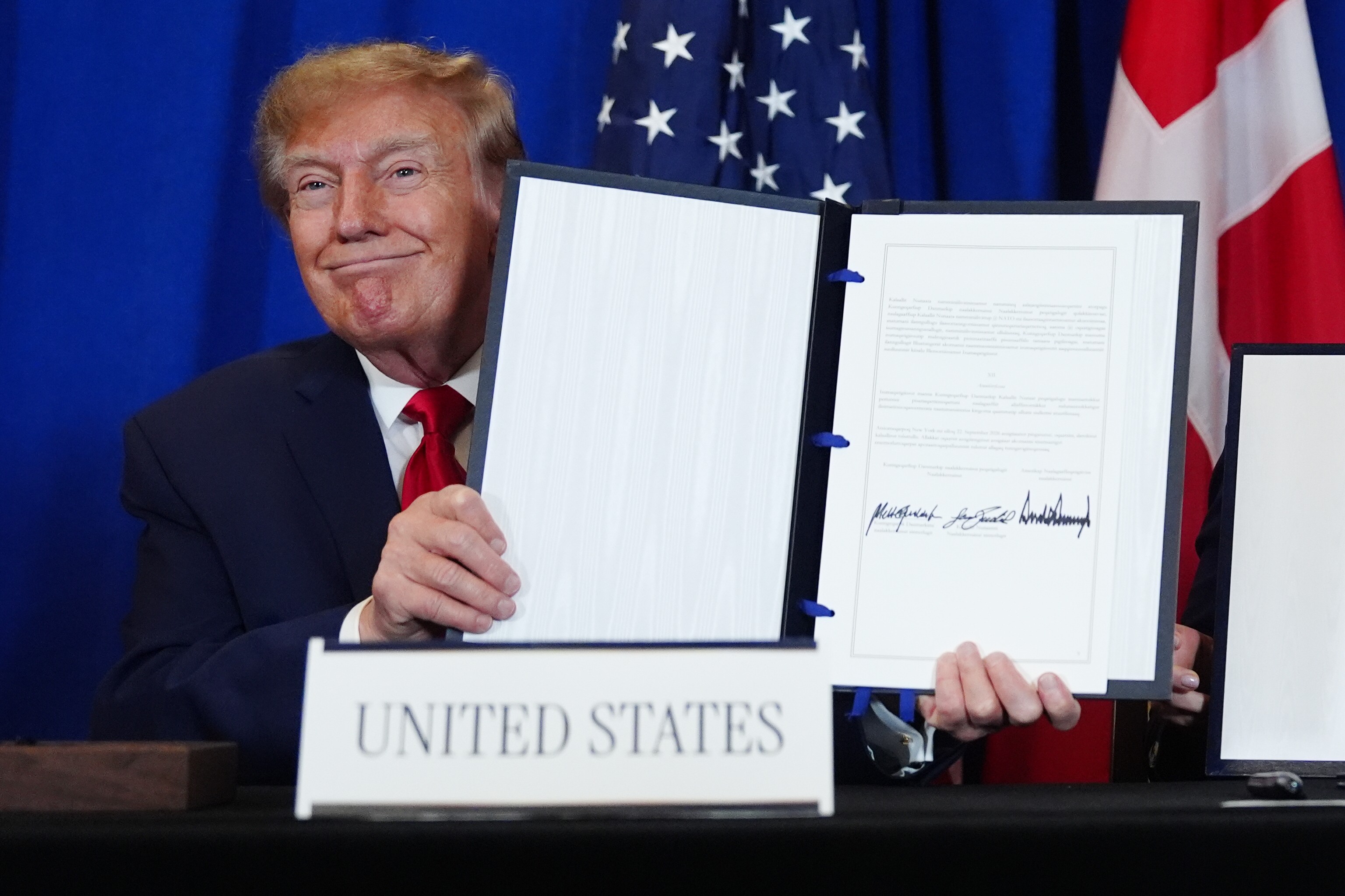Trump assina acordo de segurança com Groenlândia: 'Não queremos adversários chegando perto' 