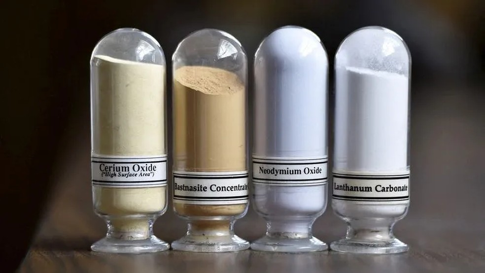 Amostras de terras raras: Óxido de cério, Bastnasita, óxido de neodímio e carbonato de lantânio — Foto: REUTERS/David Becker