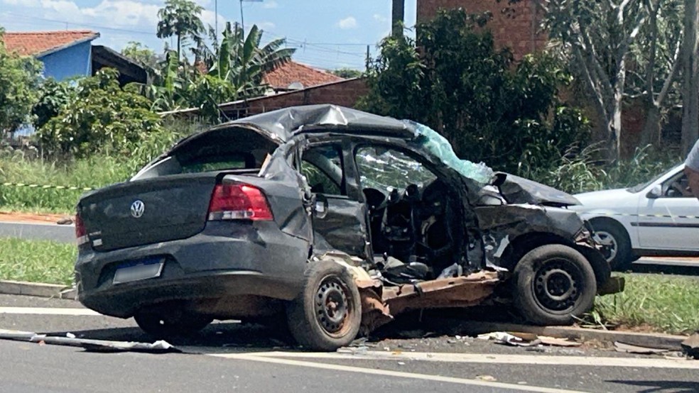 Acidente envolveu carreta e carro em Martinópolis (SP) — Foto: Paula Sieplin/TV Fronteira