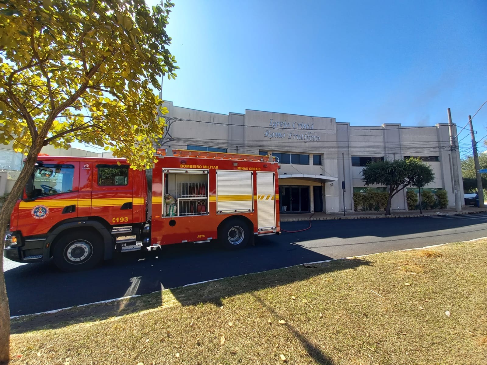 VÍDEO: Incêndio em área de igreja no Bairro Patrimônio, em Uberlândia, mobiliza o Corpo de Bombeiros