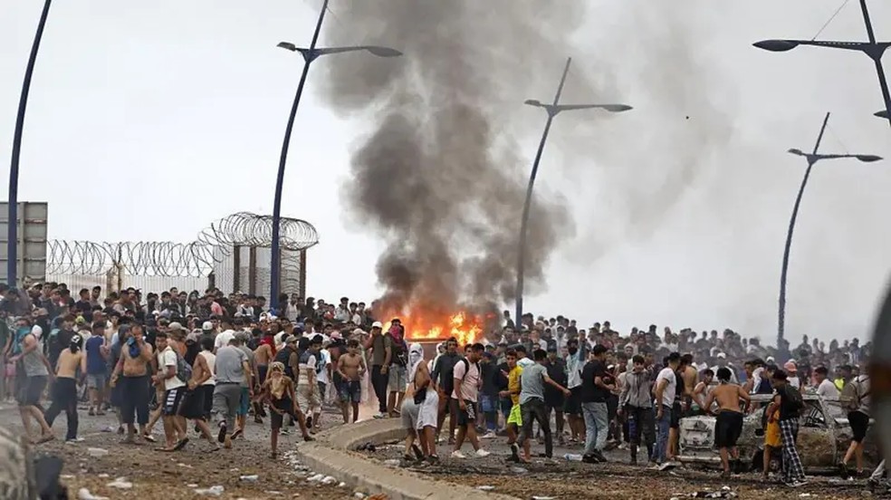 Em meio à travessia em massa de pessoas pela fronteira, foram registrados incêndios e brigas — Foto: AFP vía Getty Images