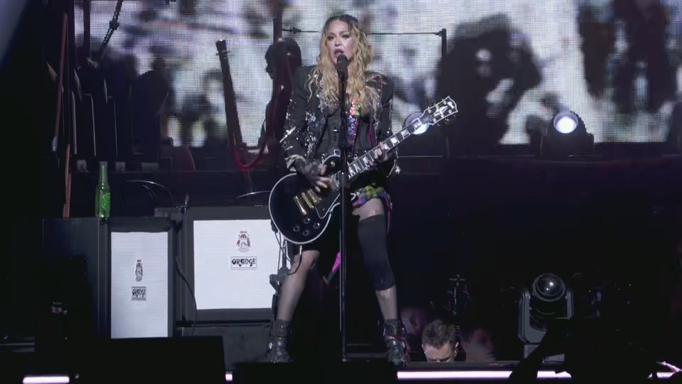 Madonna durante show em Copacabana — Foto: Reprodução