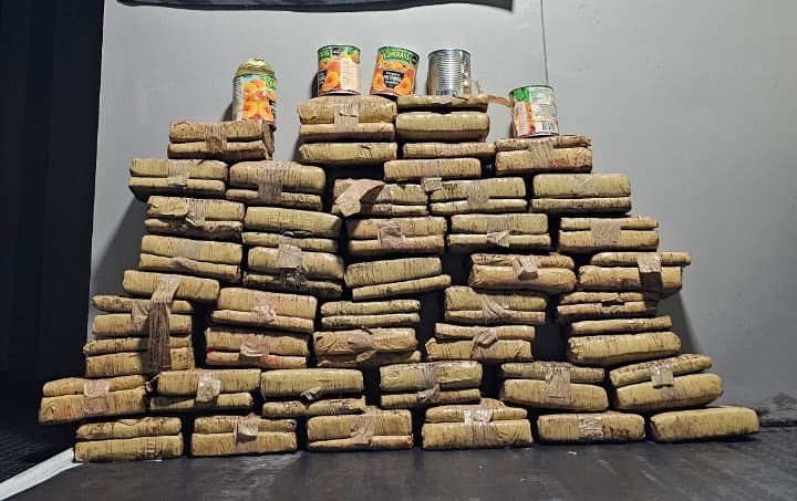 Mais de 70 kg de drogas são apreendidos escondidos em tubos de PVC e latas em embarcação no AM