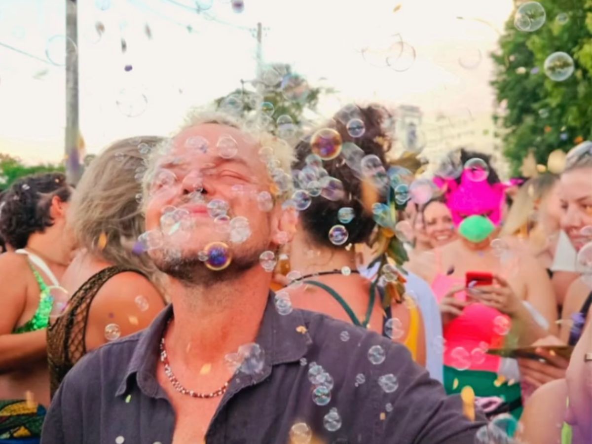 Matheus Nachtergale curte carnaval em Piracicaba e posta foto de fã que conheceu em bloquinho