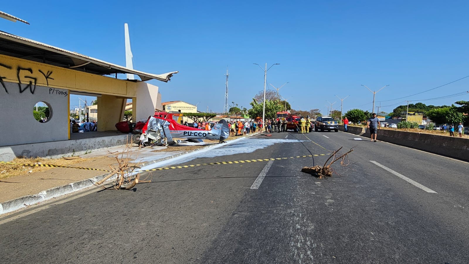 Avião cai e duas pessoas ficam feridas na Zona Sul de Teresina