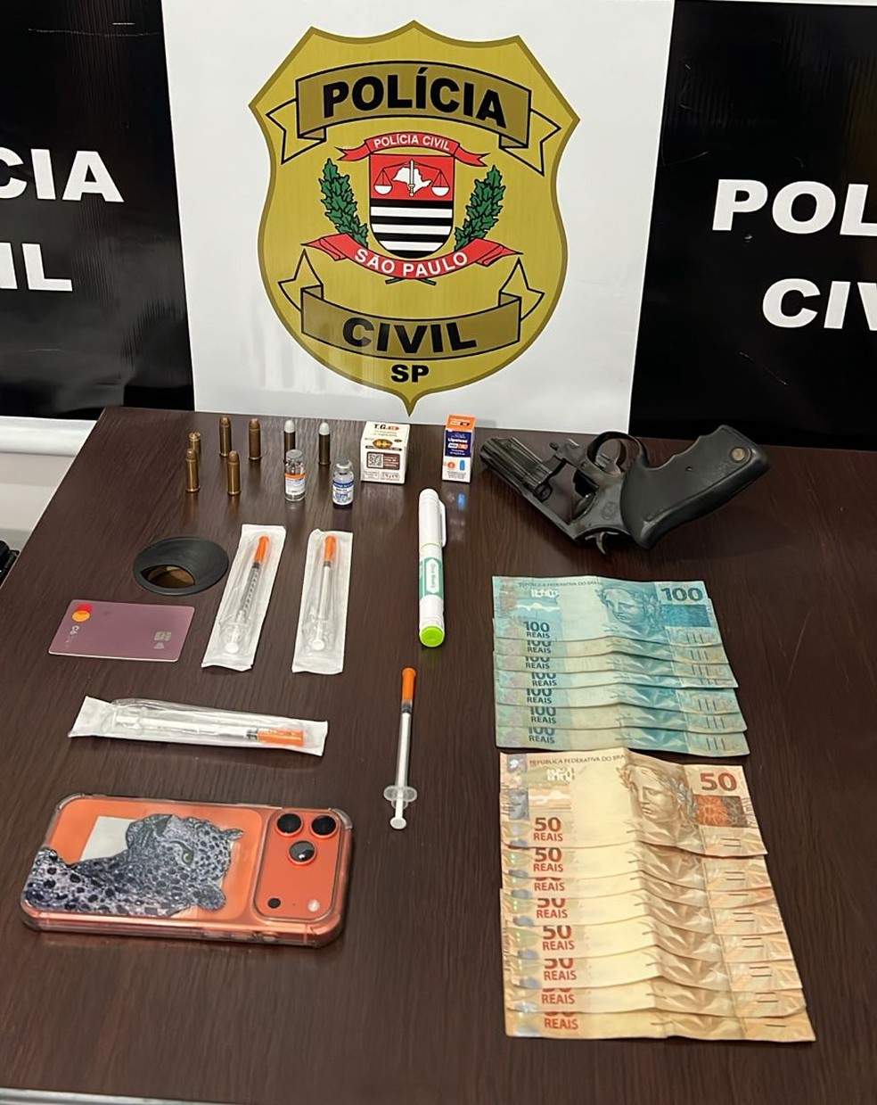 Farmacêutica é presa em operação contra venda e aplicação ilegal de medicamentos para emagrecimento — Foto: Polícia Civil