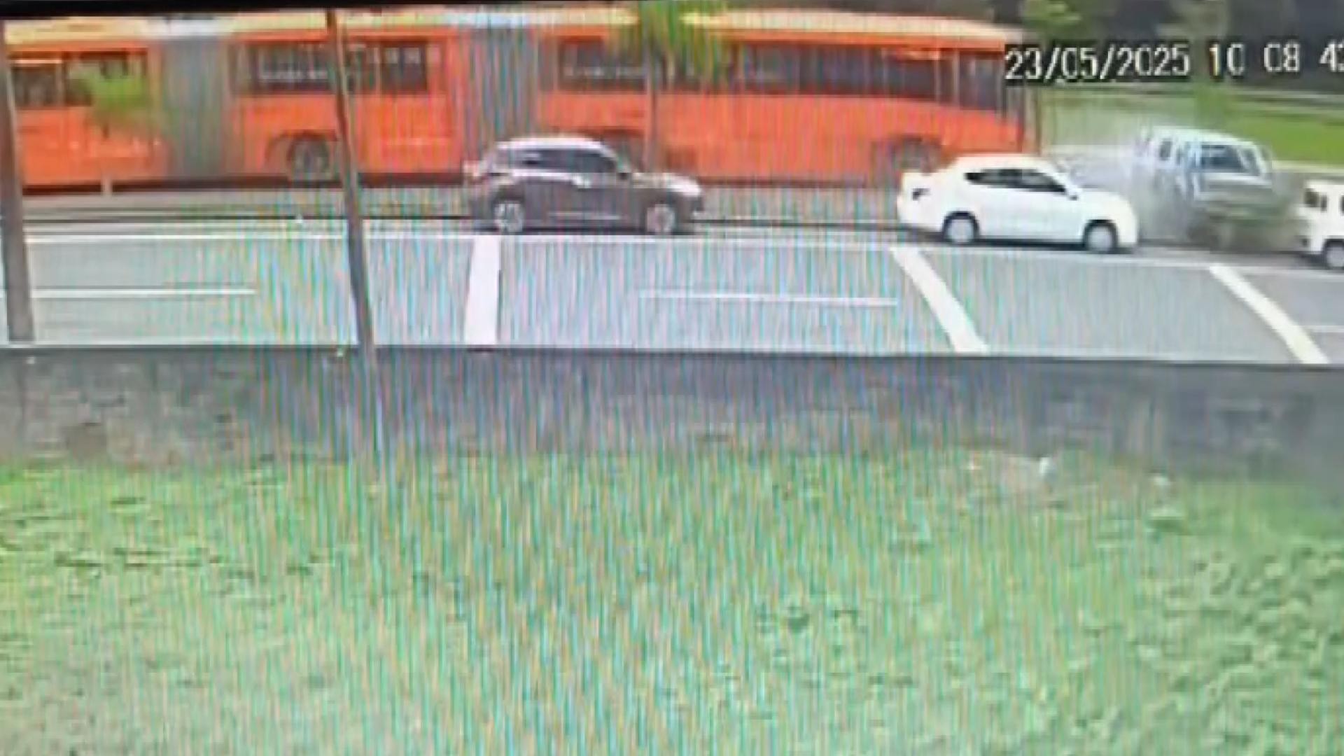 Caminhonete bate de frente com ônibus em canaleta de Curitiba; dez pessoas ficaram feridas