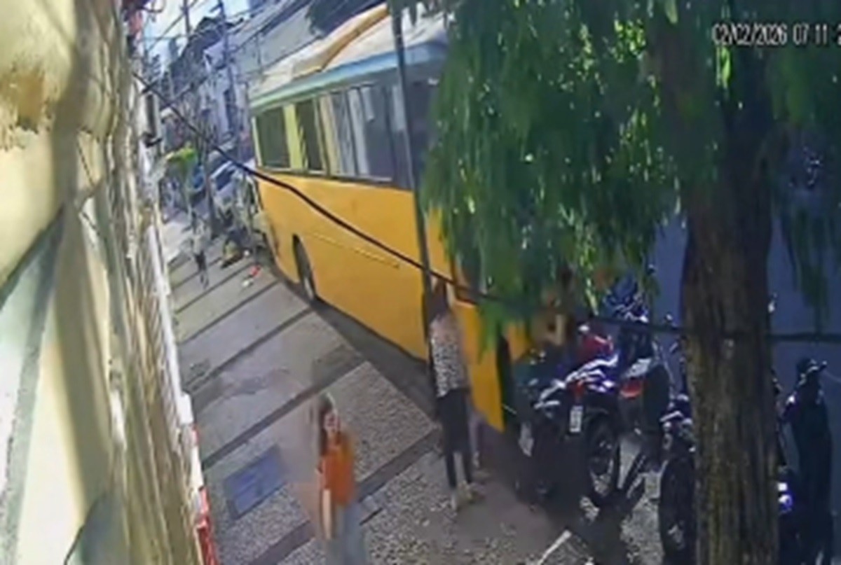 Motorista de ônibus alcoolizado bate em coletivo estacionado e deixa passageiros feridos; VÍDEO