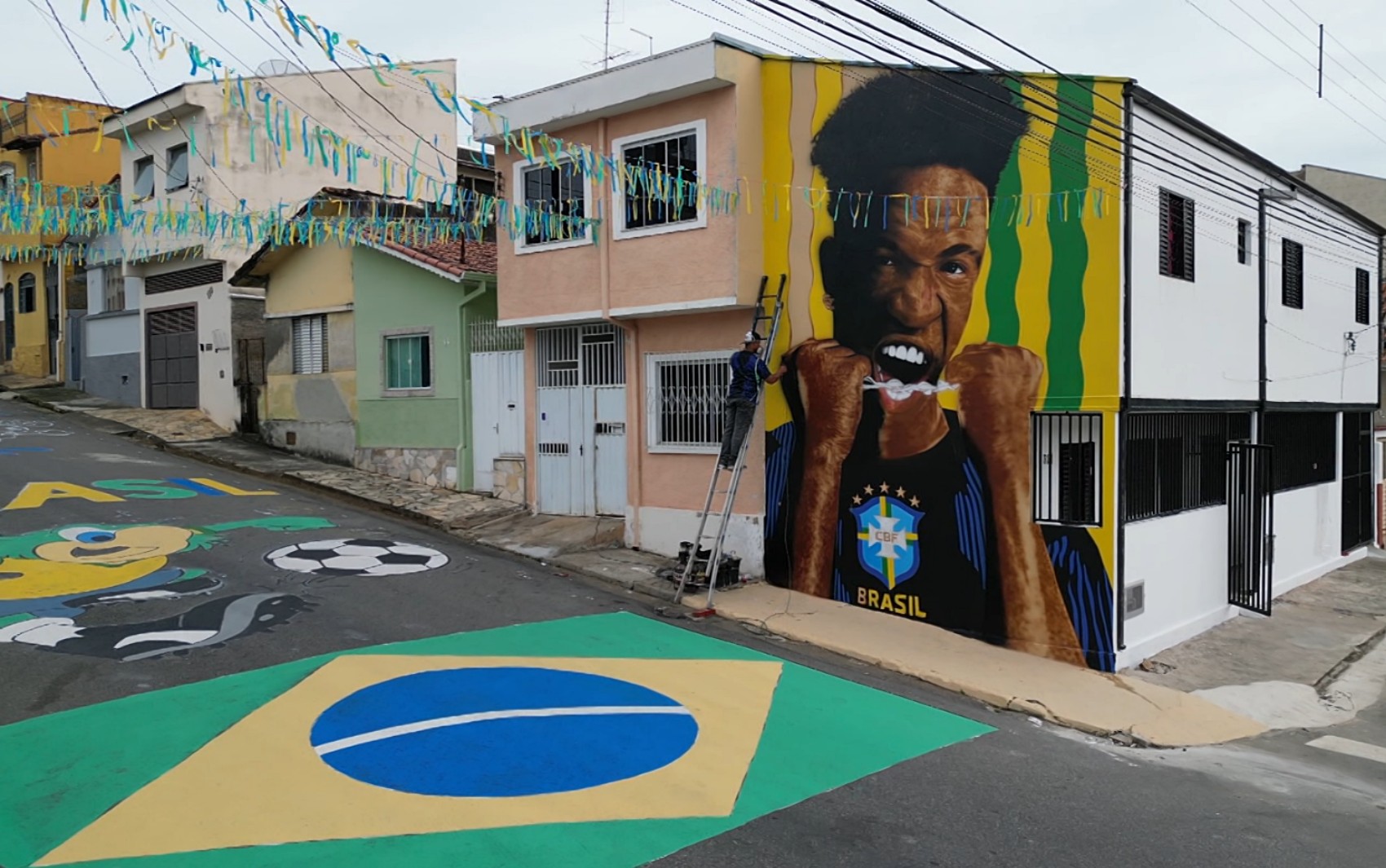Rosto de Virginia apagado de mural da Copa: arte faz parte de projeto comunitário que resgata tradição de pintar ruas