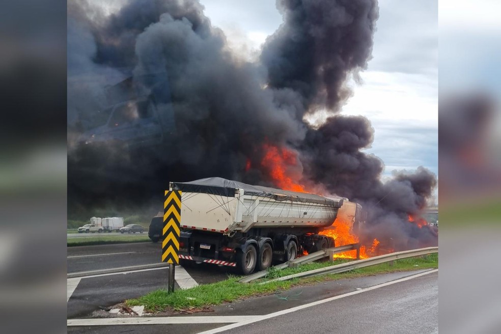 Caminhão pega fogo e fica completamente destruído em rodovia de Sorocaba — Foto: Daniela dos Santos