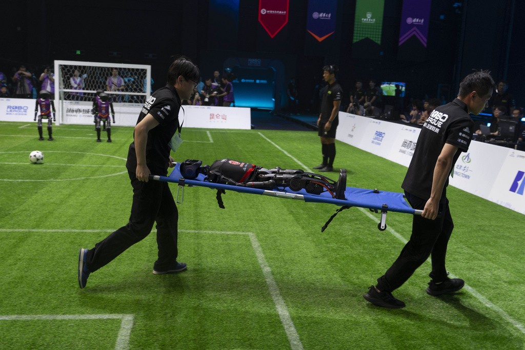 China faz primeiro campeonato de futebol entre robôs humanoides
