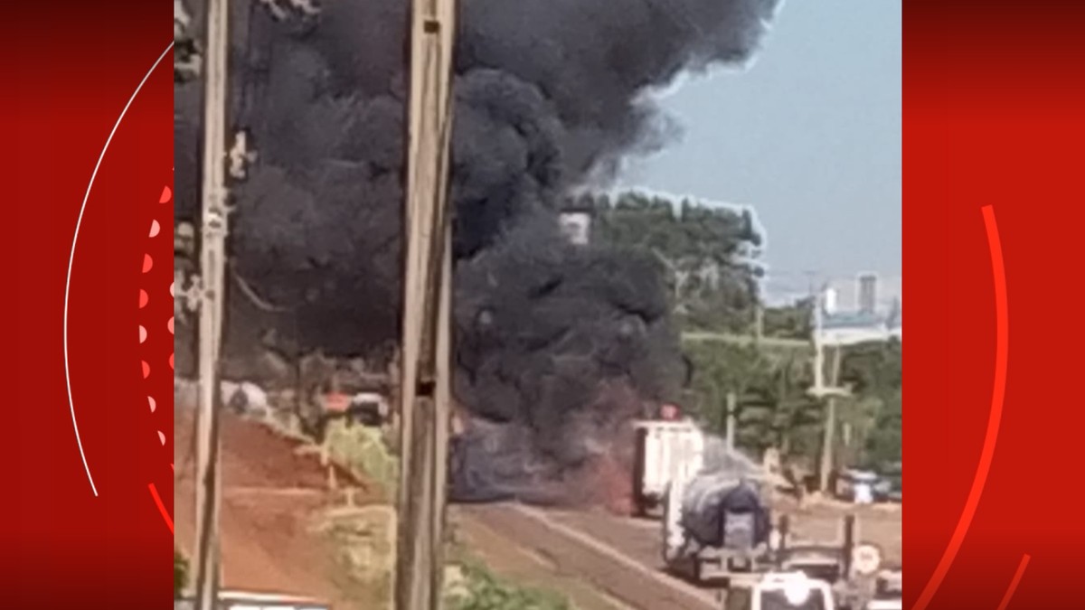 Caminhão pega fogo e interdita rodovia em Maringá