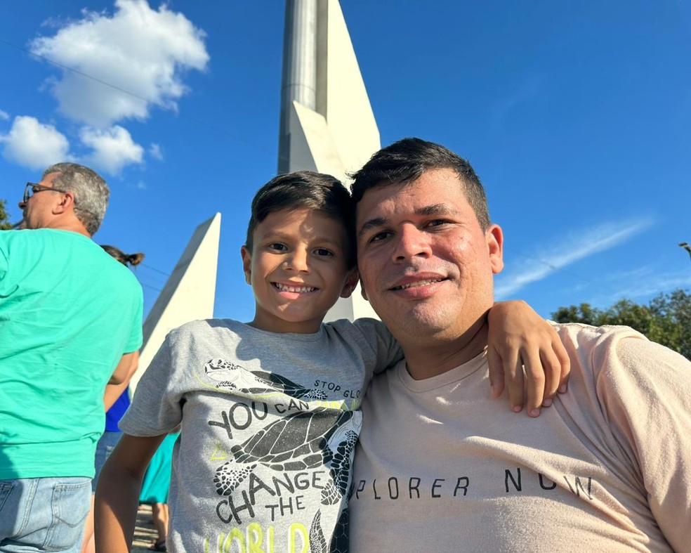 O motoboy Adriano Castro levou o filho Arthur Cardoso, de 6 anos, para assistir o show — Foto: Andryo Amaral/Rede Amazônica Acre