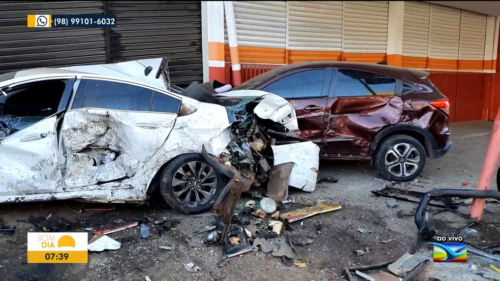 Homem morre após colisão entre ônibus do transporte coletivo e caminhonete, no Jardim América — Foto: Reprodução/TV Mirante