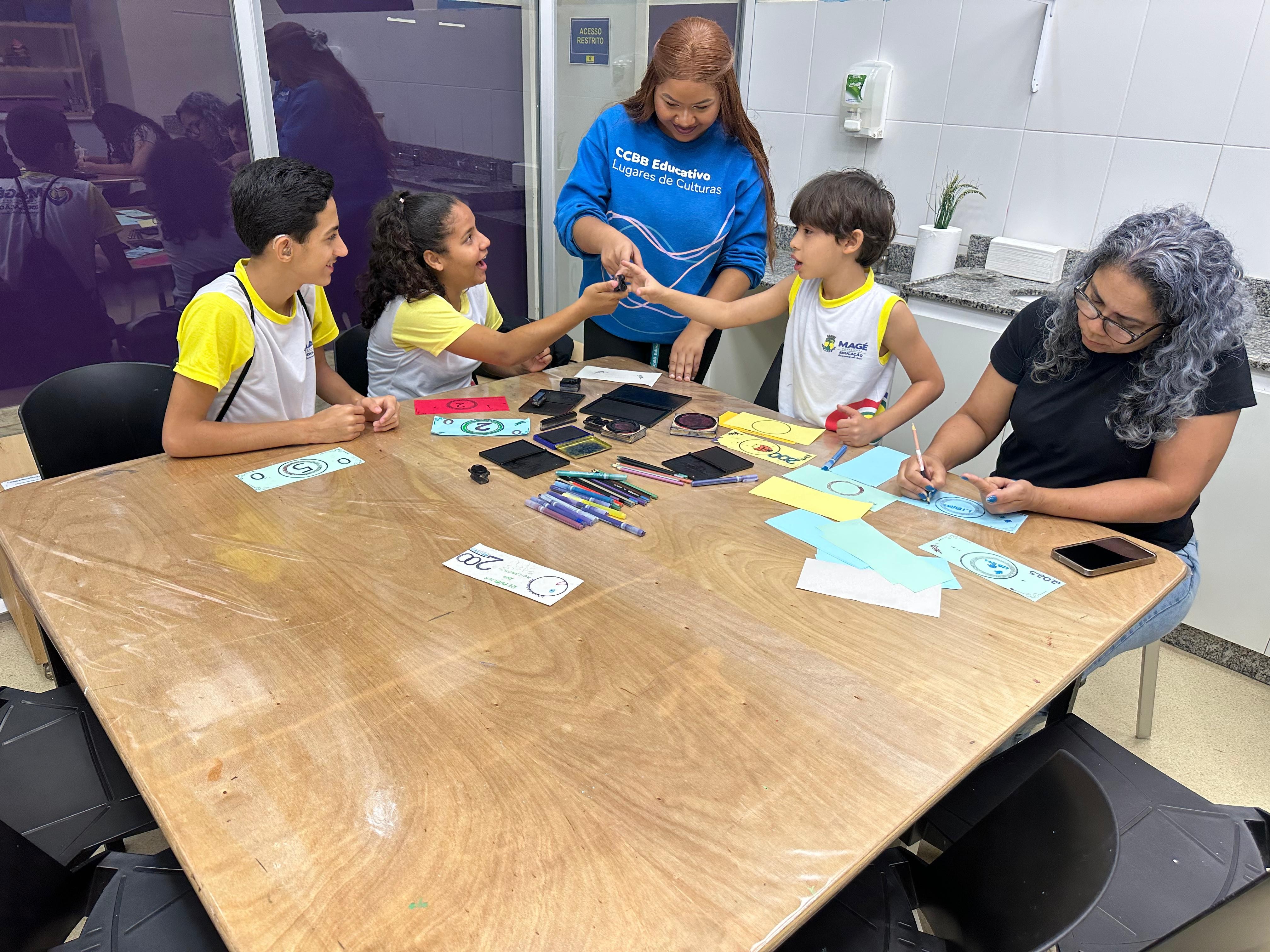 Projeto transforma rotina de jovens de Magé com oficinas de arte e cultura