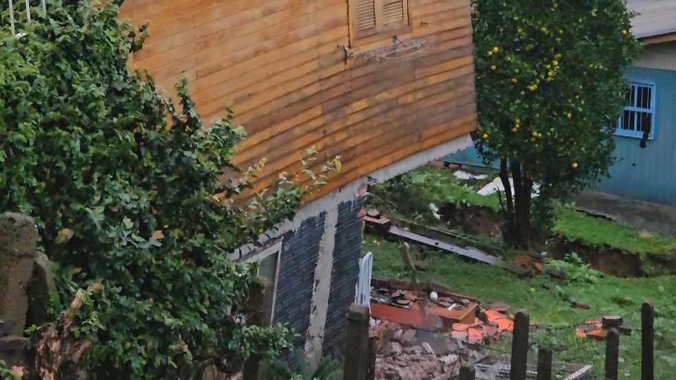 Casas sofreram danos após rua ceder em Gramado — Foto: RBS TV/Reprodução