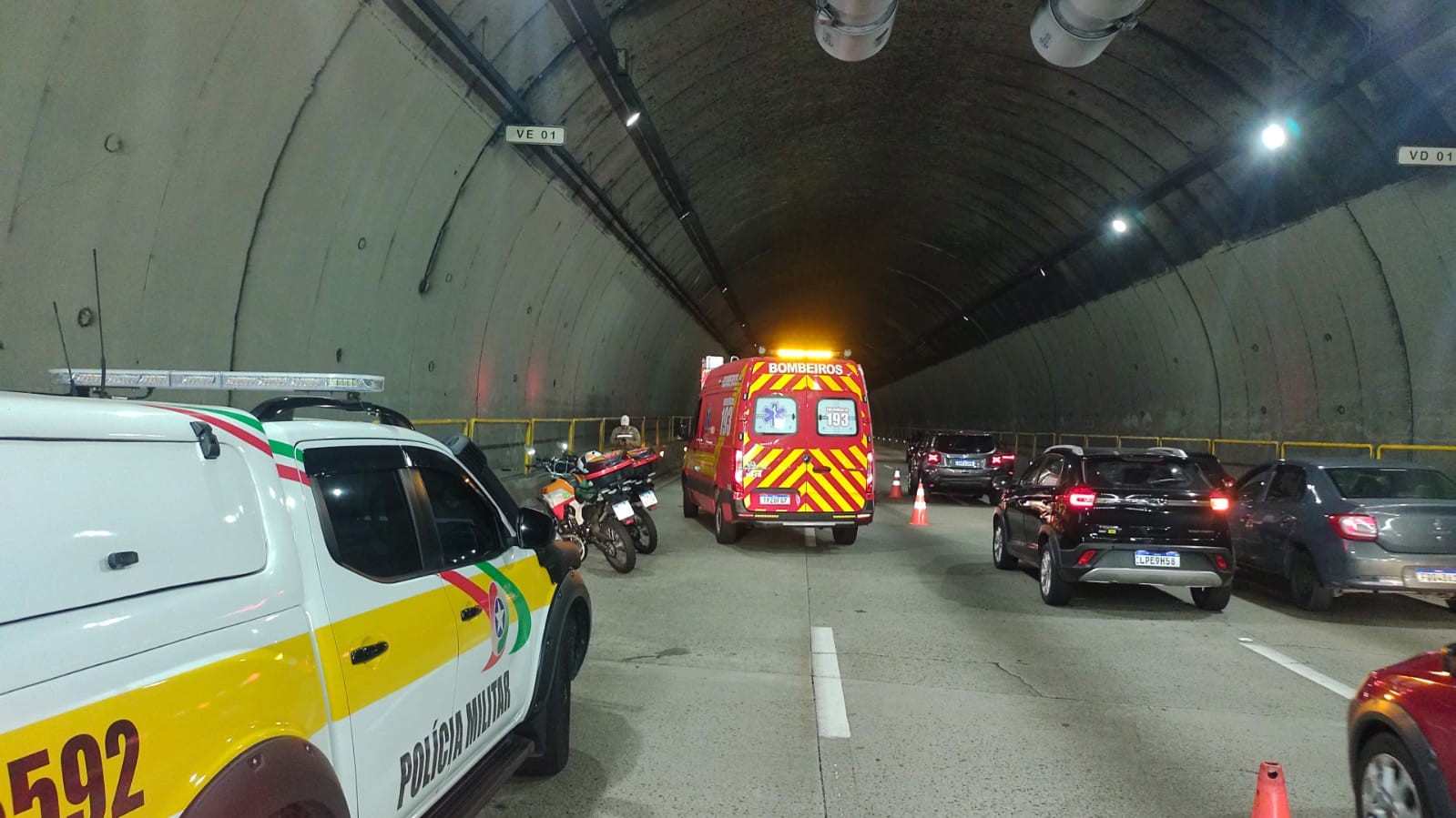 Motociclista morre e passageira fica ferida após acidente no túnel Antonieta de Barros, em Florianópolis
