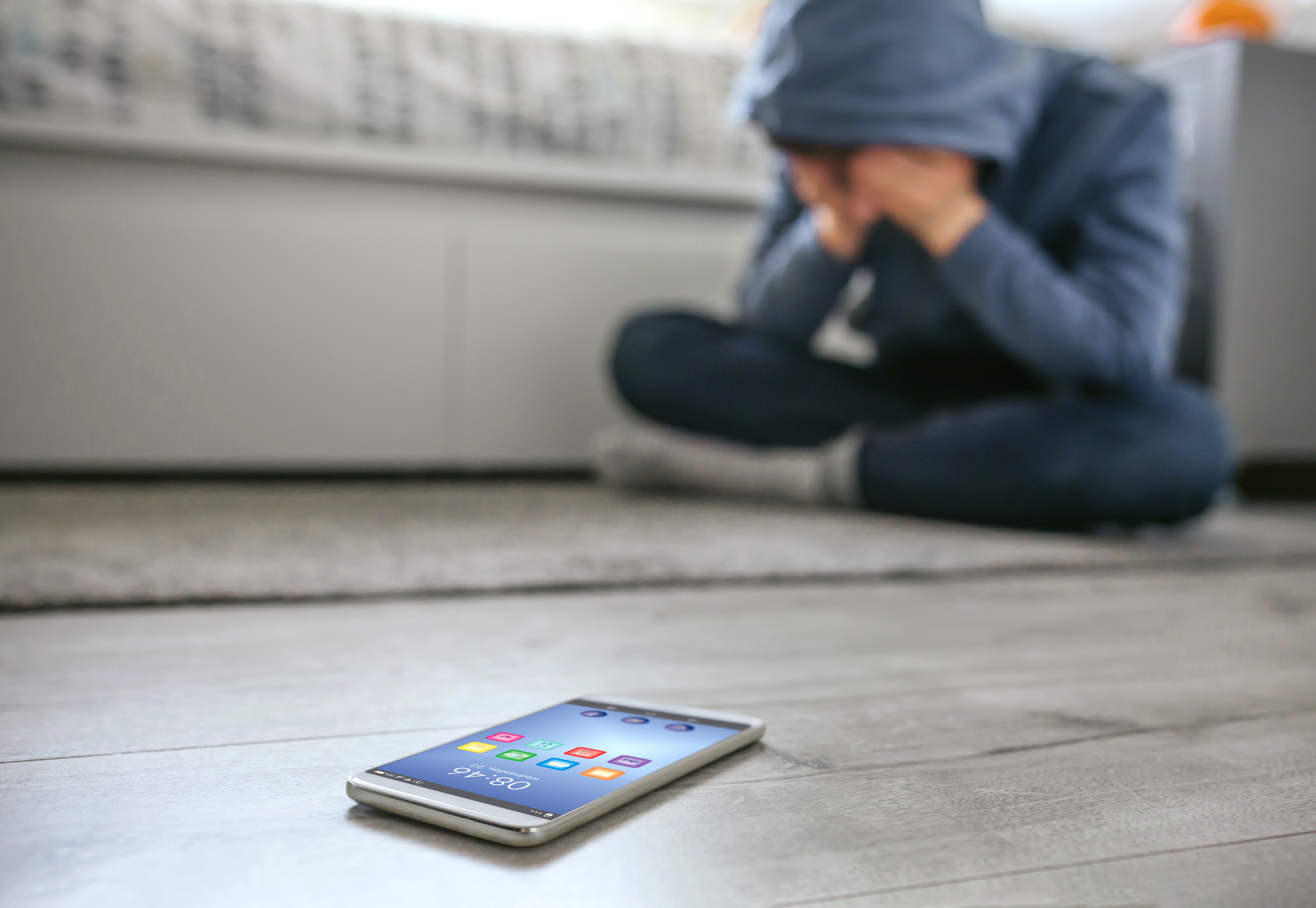 Adolescentes com transtornos mentais passam quase 1 hora a mais por dia nas redes sociais, aponta estudo britânico 
