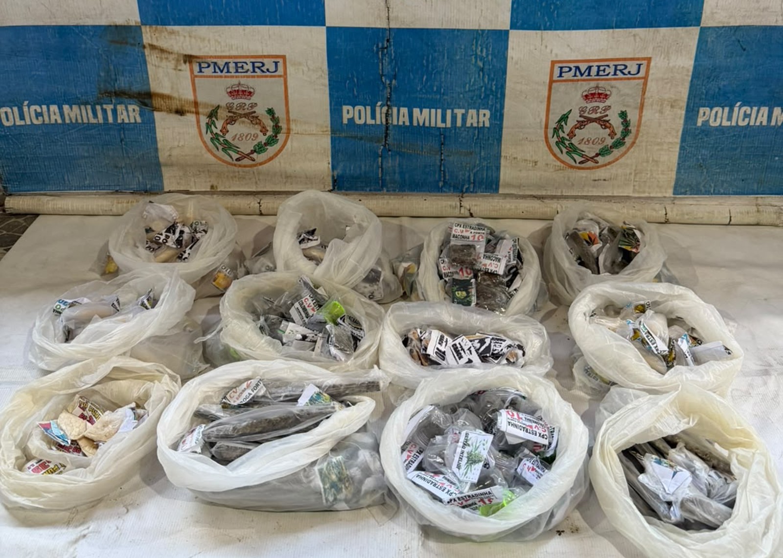 Polícia apreende mais de 4,7 kg de drogas no Jardim Esperança, em Cabo Frio; dois fogem ao ver viatura