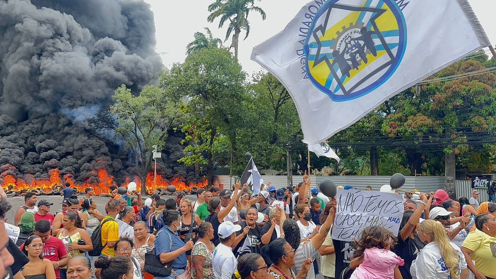 Protesto por moradia interdita por uma hora Avenida Agamenon Magalhães, no Recife