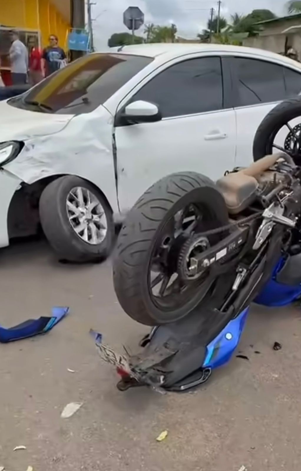 Jovem fica ferido em acidente entre carro e moto em Boa Vista